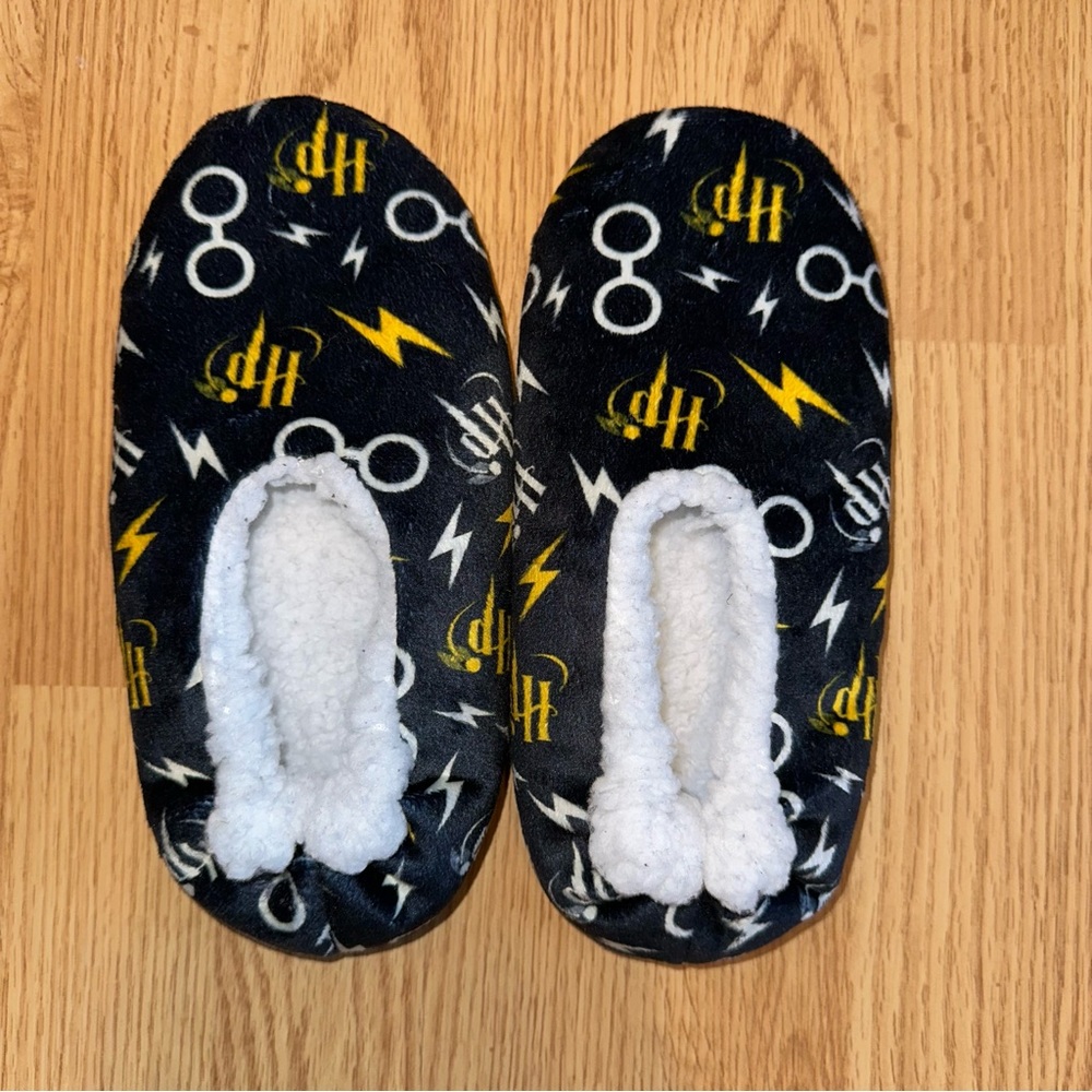 Harry Potter Pull-On Slipper Socks in Black, Women’s Shoe Size 4-7 (S/M)